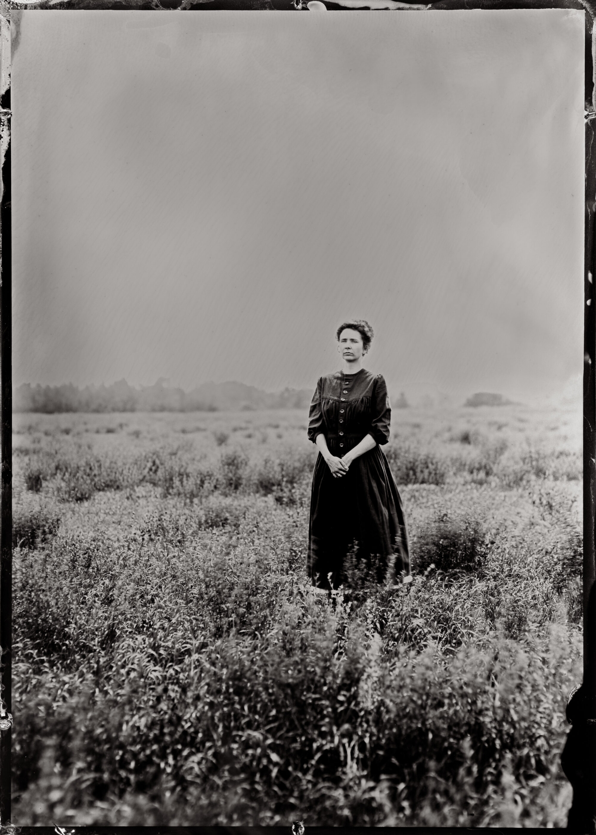 Portrait de Sarah Labarre debout de plain-pied au collodion humide par le studio En Cavale.
