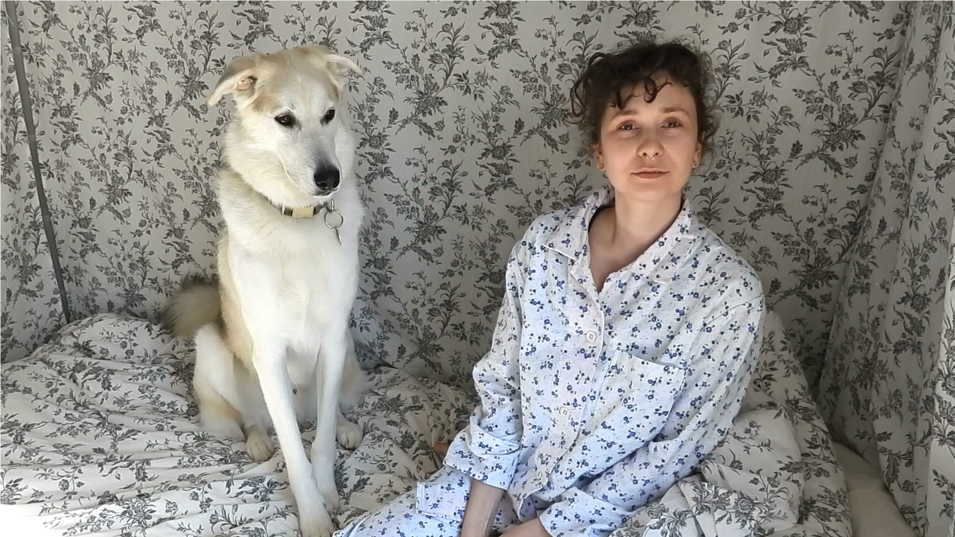 Sarah Labarre en pyjama avec son chien.