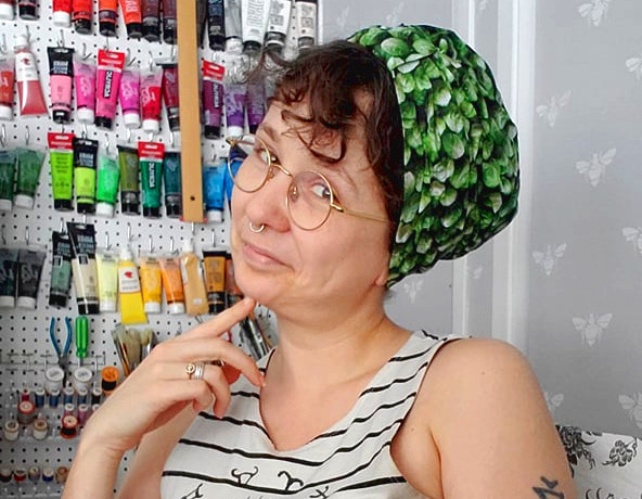Sarah Labarre posant pour montrer un chapeau d'inspiration vintage en forme de turban.