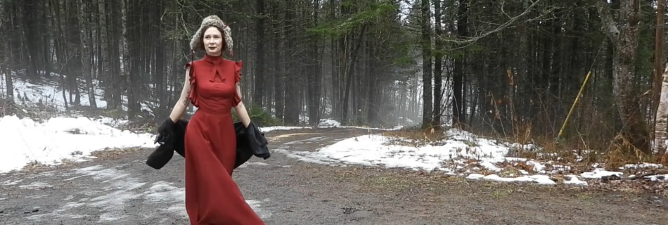 Sarah Labarre posant de plain-pied pour montrer une robe de haute couture en polyester rouge.