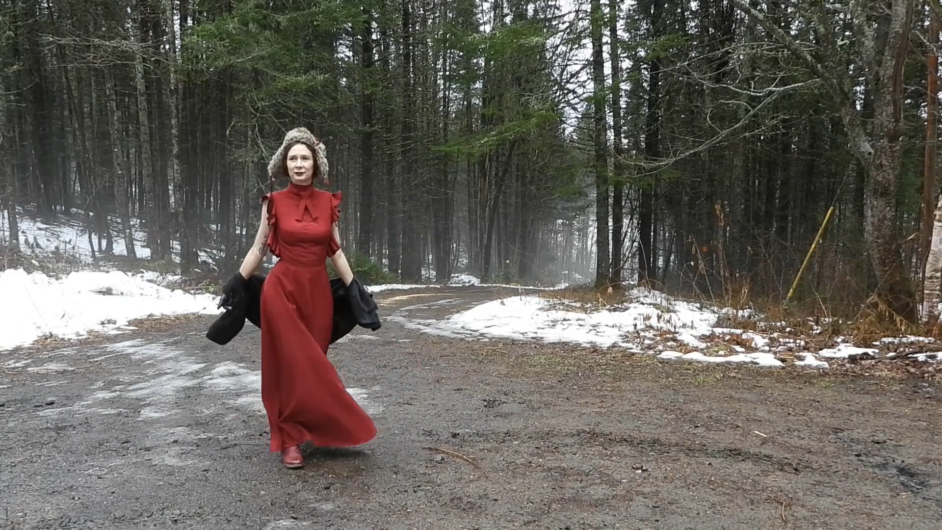 Sarah Labarre posant de plain-pied pour montrer une robe de haute couture en polyester rouge.